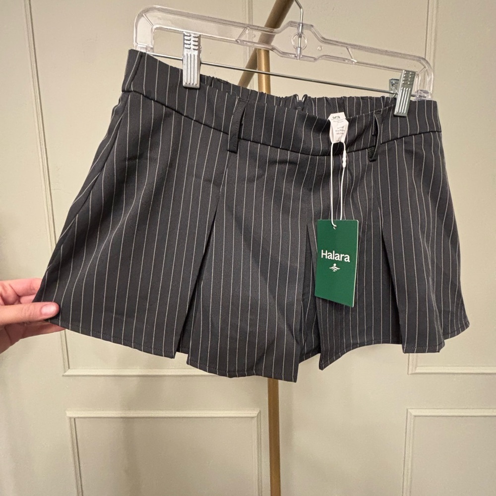 Halara Pinstripe Women's Pleated Skirt w built in Shorts — Skort- Charcoal Gray